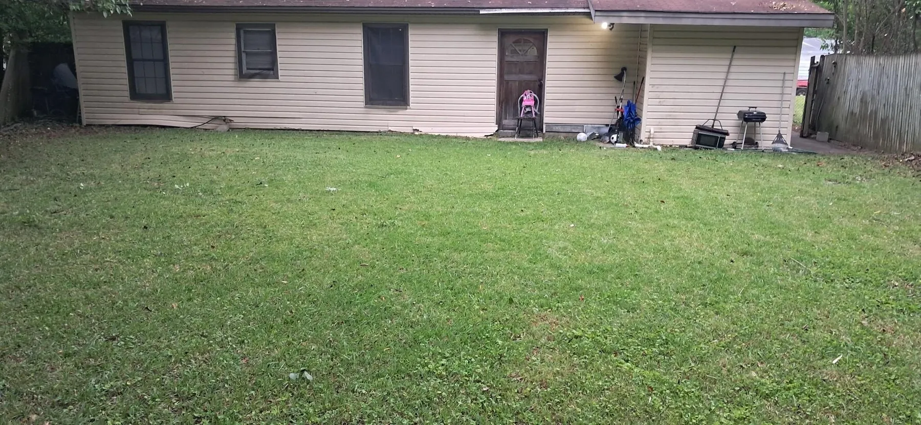Ranch home with a wide front lawn freshly mowed
